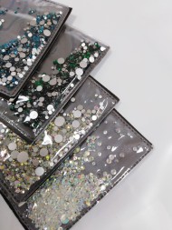 Стразы для украшения ногтей, в упаковке Стразы для украшения ногтей, в упаковке